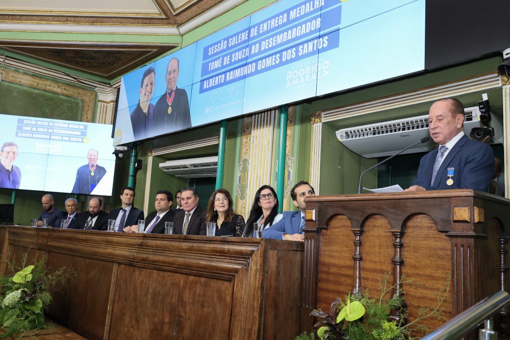 Desembargador Alberto Raimundo recebe medalha Thomé de Souza   