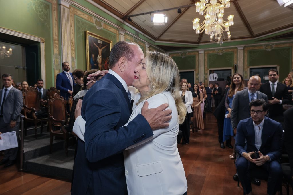 Desembargador Alberto Raimundo recebe medalha Thomé de Souza   