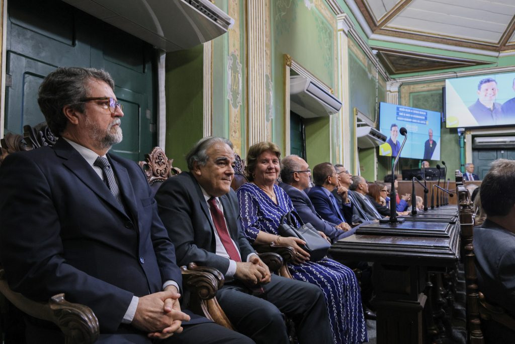 Desembargador Alberto Raimundo recebe medalha Thomé de Souza   
