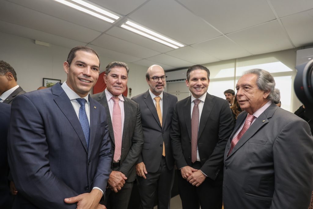 Presidente do TJBA prestigia outorga de medalha do Tribunal de Contas dos Municípios para o Deputado Hugo Motta e o ex-Governador César Borges   