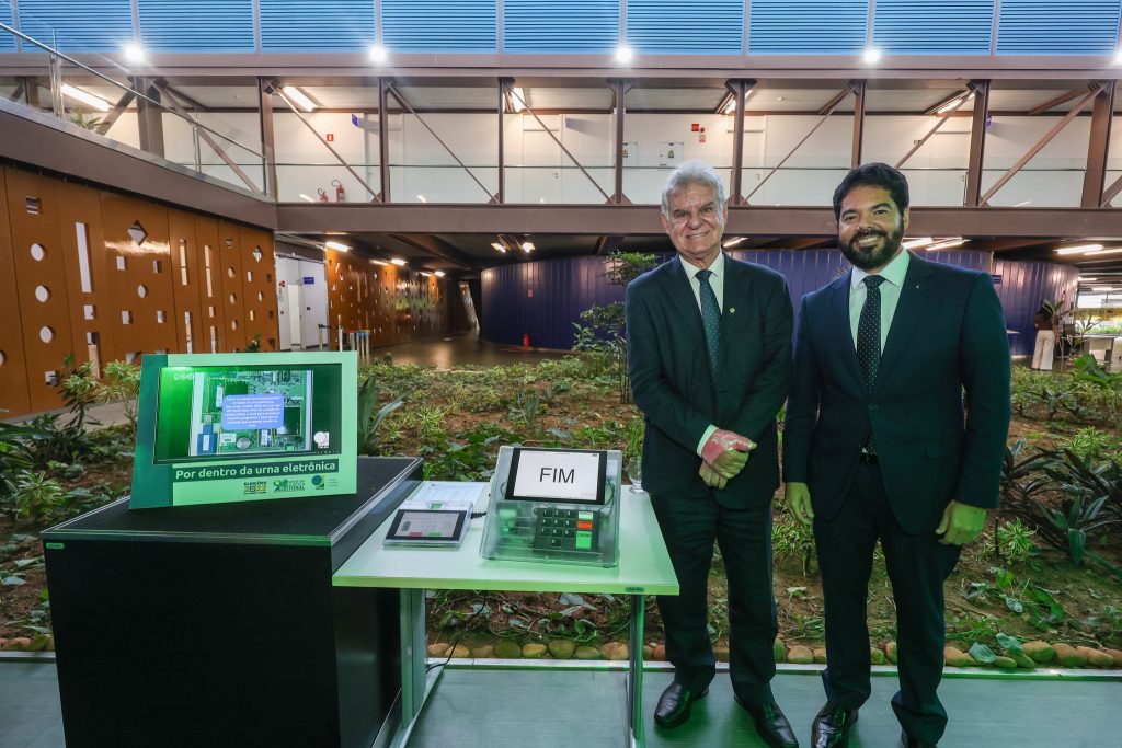 TJBA marca presença na abertura de exposição do TRE-BA sobre os 30 anos da urna eletrônica  