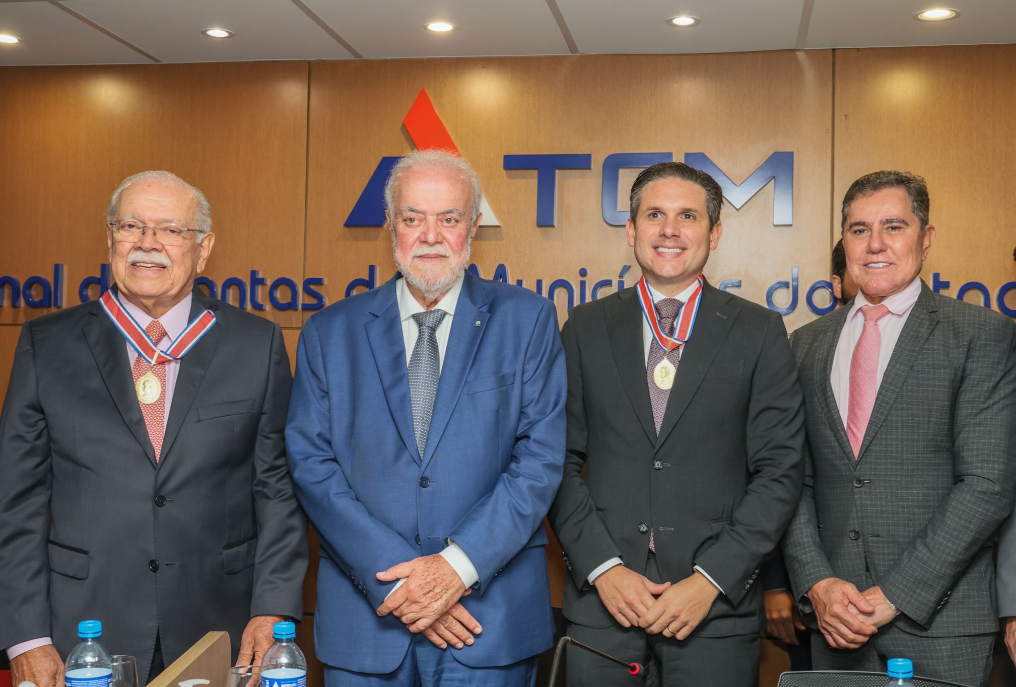 Presidente do TJBA prestigia outorga de medalha do Tribunal de Contas dos Municípios para o Deputado Hugo Motta e o ex-Governador César Borges   
