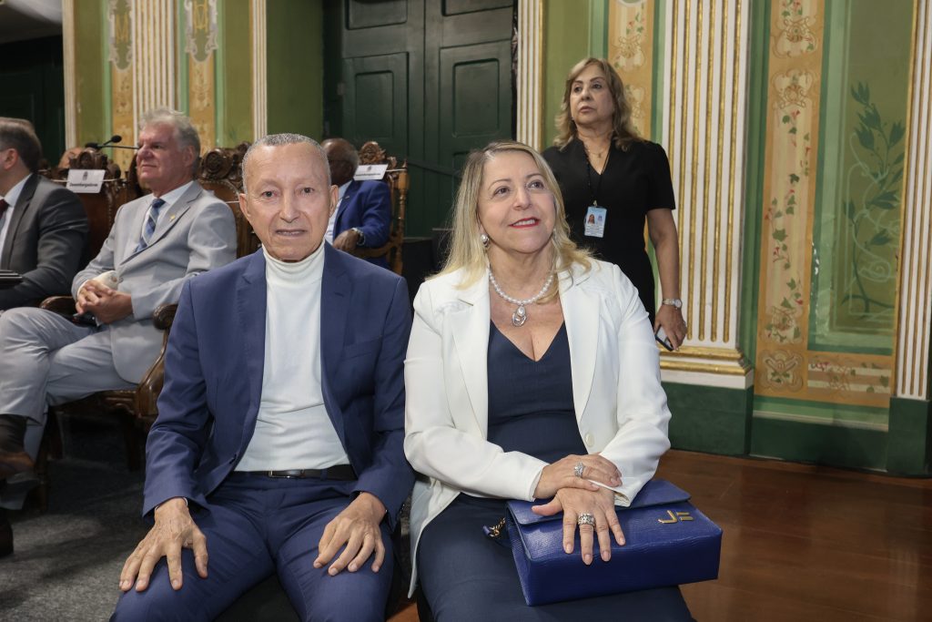 Desembargador Alberto Raimundo recebe medalha Thomé de Souza   
