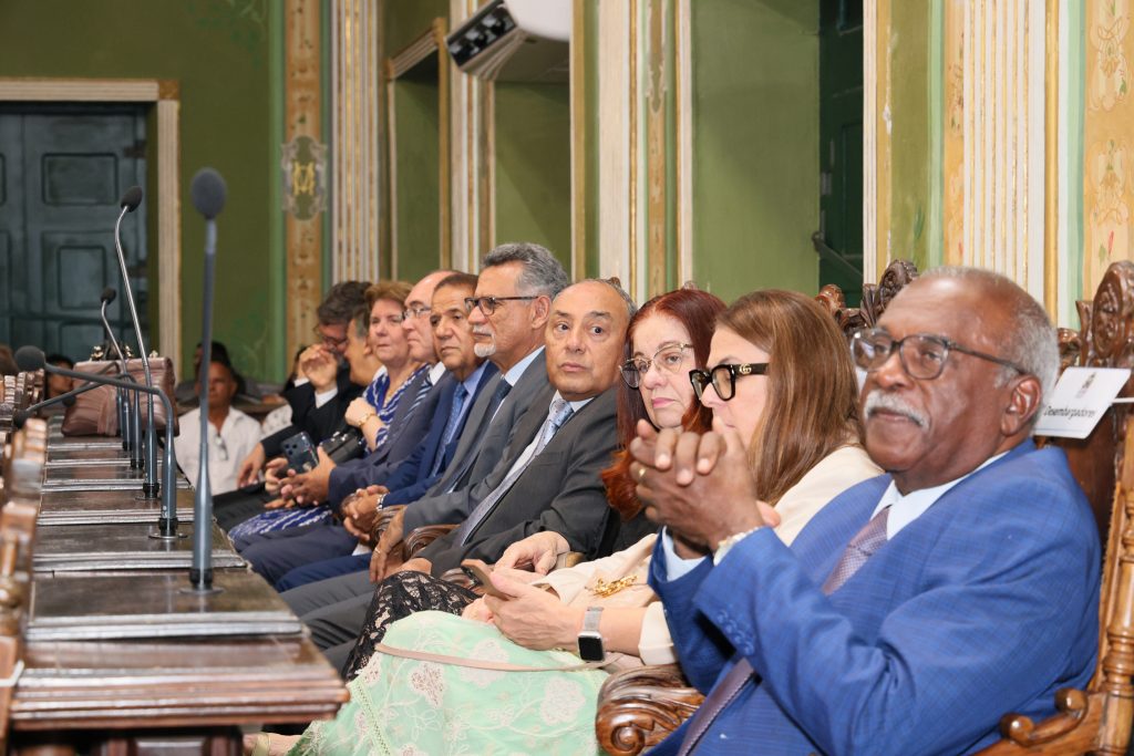 Desembargador Alberto Raimundo recebe medalha Thomé de Souza   