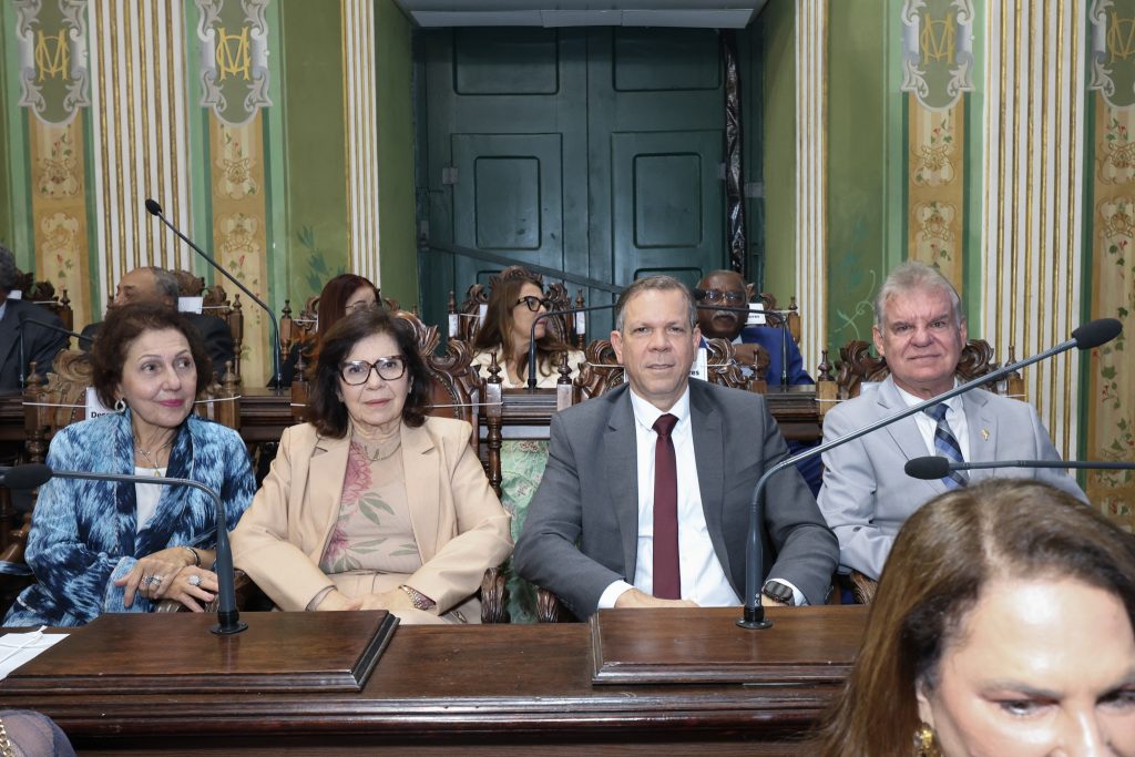 Desembargador Alberto Raimundo recebe medalha Thomé de Souza   
