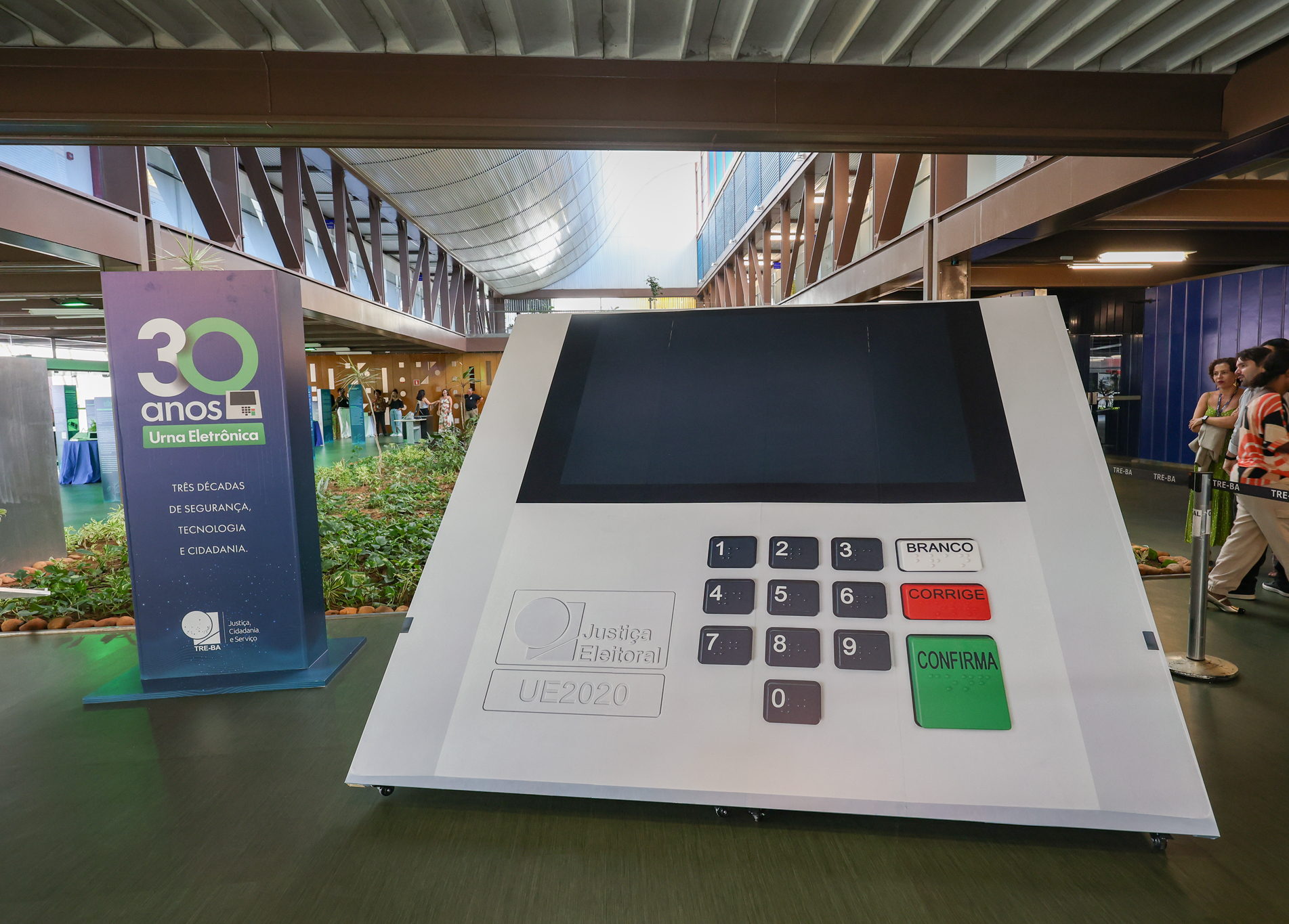 TJBA marca presença na abertura de exposição do TRE-BA sobre os 30 anos da urna eletrônica  