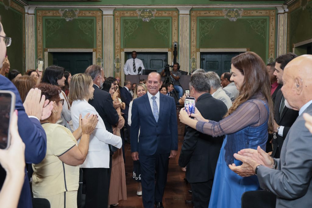 Desembargador Alberto Raimundo recebe medalha Thomé de Souza   