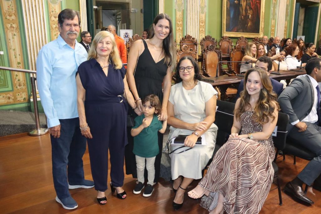 Desembargador Alberto Raimundo recebe medalha Thomé de Souza   