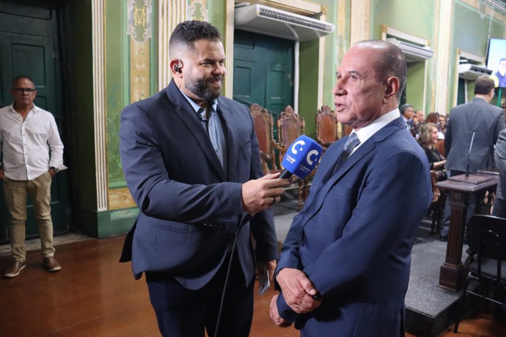 Desembargador Alberto Raimundo recebe medalha Thomé de Souza   