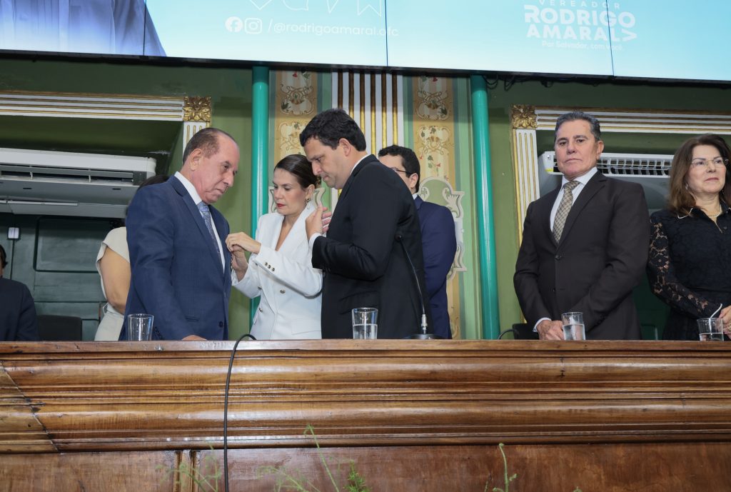 Desembargador Alberto Raimundo recebe medalha Thomé de Souza   