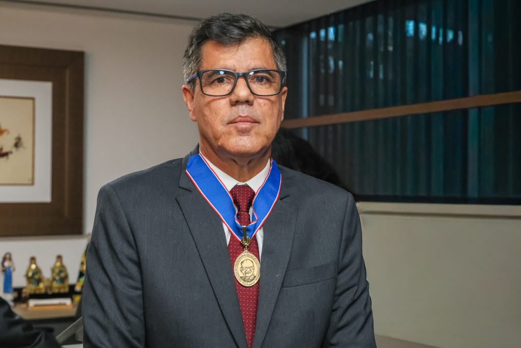 Desembargador Paulo Jorge toma posse como membro substituto do TRE-BA   