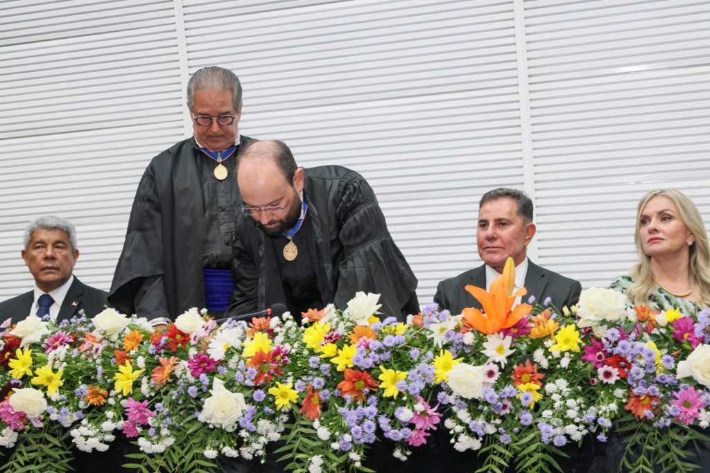 Presidente do TJBA destaca a importância do TRE para a democracia em posse do dirigente da Corte Eleitoral     