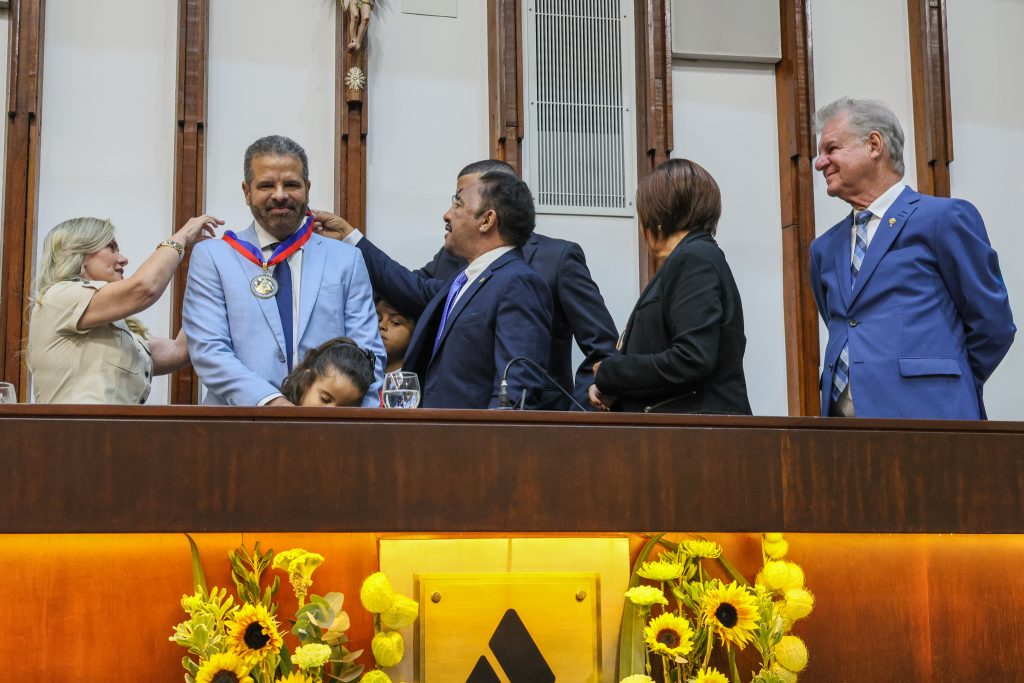 16-04-2026 - Comenda 2 de Julho ao Ex Secretário SEAD-Edelvino da S. Góes Filho  
