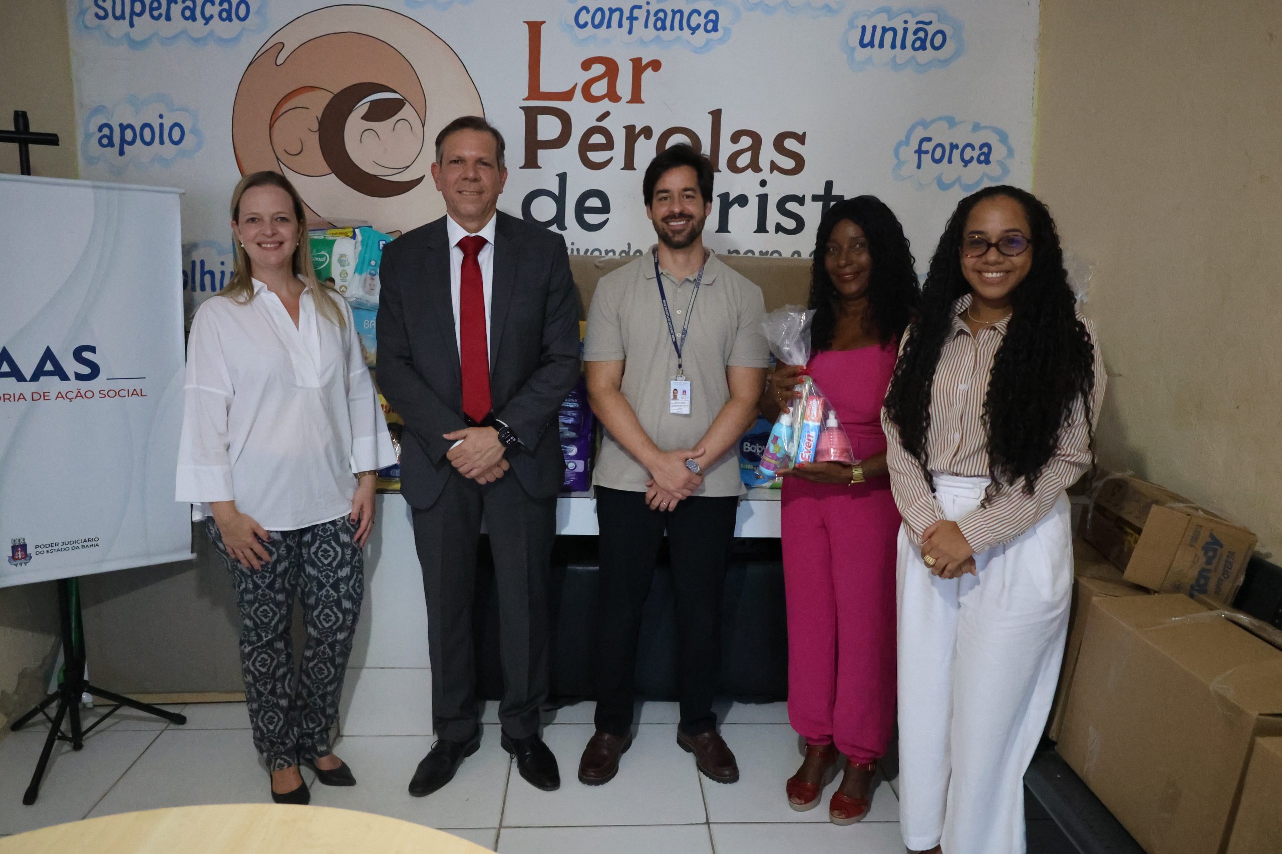 TJBA entrega doações recolhidas durante a Semana Nacional da Saúde ao Lar Pérolas de Cristo    