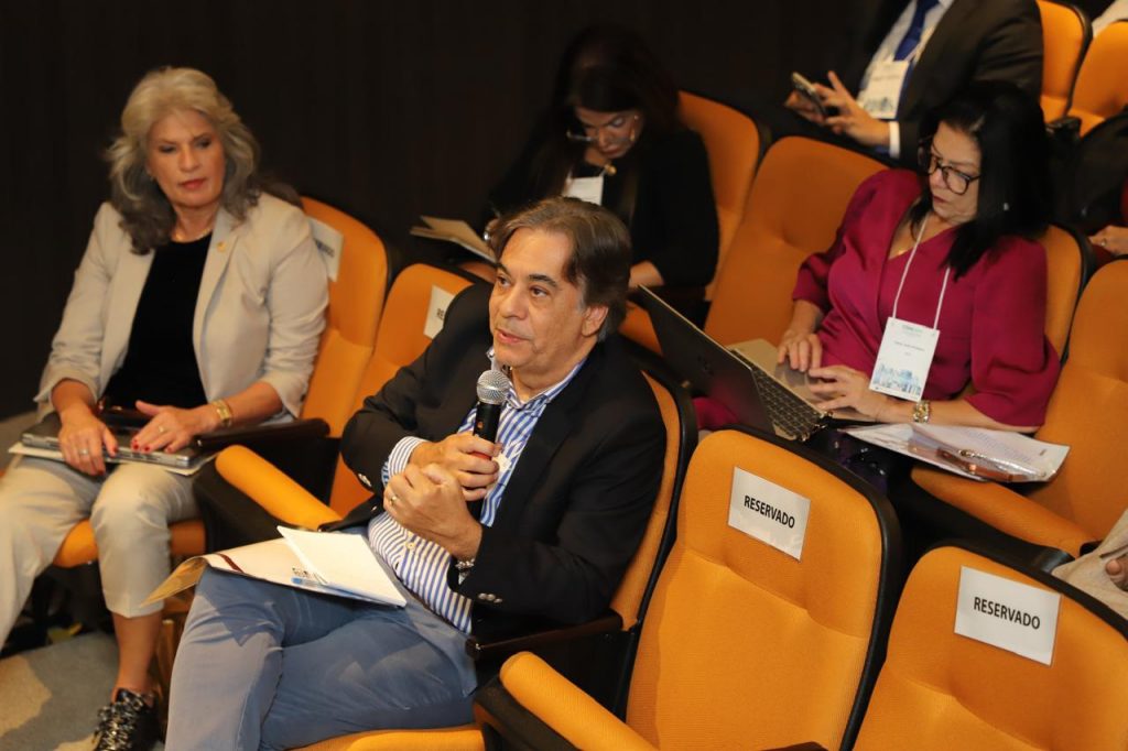 No COPEDEM, Desembargador Geder Gomes defende doutorado na Unicorp para magistrados e servidores  