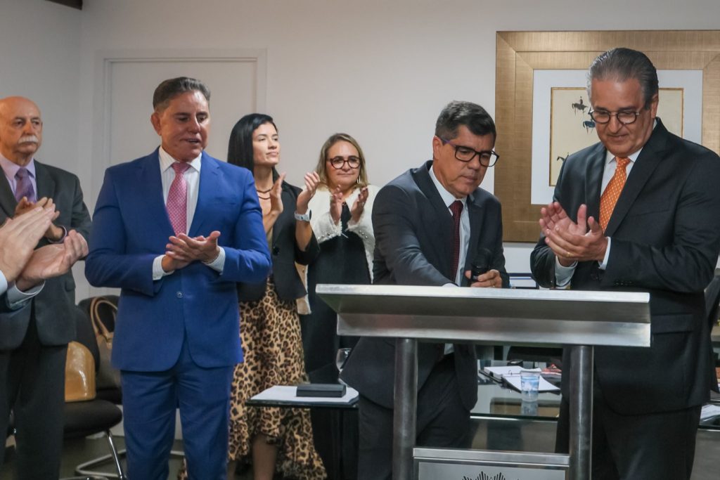 Desembargador Paulo Jorge toma posse como membro substituto do TRE-BA   