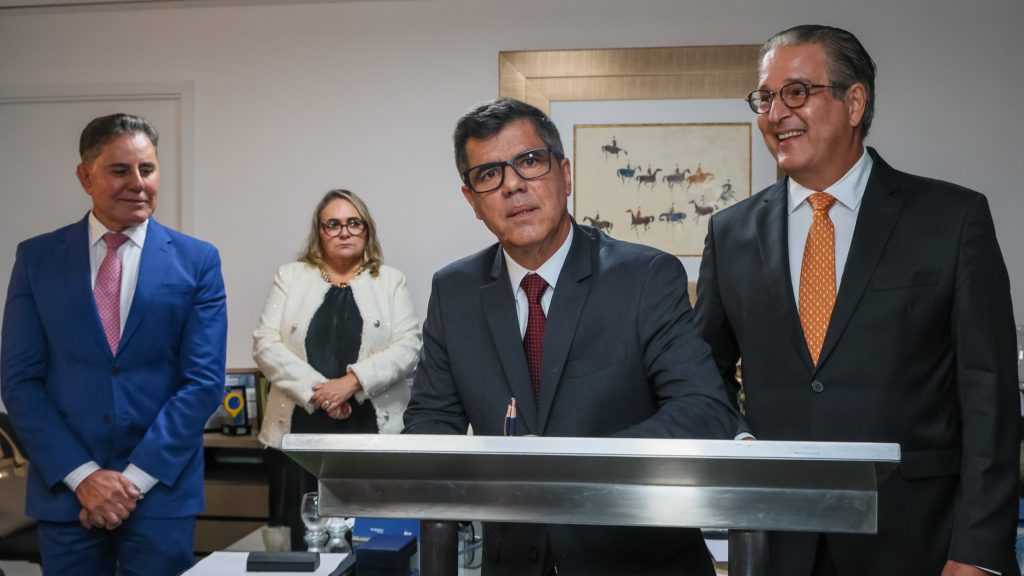 Desembargador Paulo Jorge toma posse como membro substituto do TRE-BA   