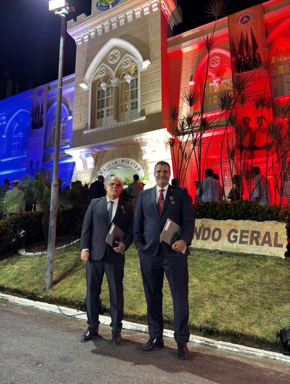 14/05/2026 - Desembargador Lidivaldo Reaiche e Juiz Eldsamir Mascarenhas recebem Medalha Comemorativa dos 200 anos da Polícia Militar da Bahia
