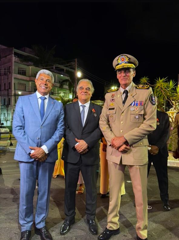 14/05/2026 - Desembargador Lidivaldo Reaiche e Juiz Eldsamir Mascarenhas recebem Medalha Comemorativa dos 200 anos da Polícia Militar da Bahia