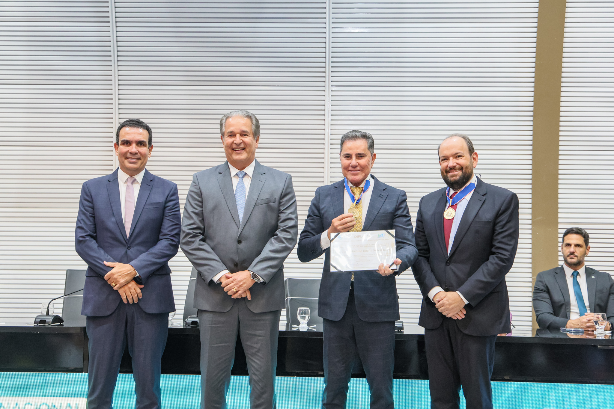 Presidente do TJBA recebe medalha em reconhecimento à sua atuação para o fortalecimento da Justiça Eleitoral   