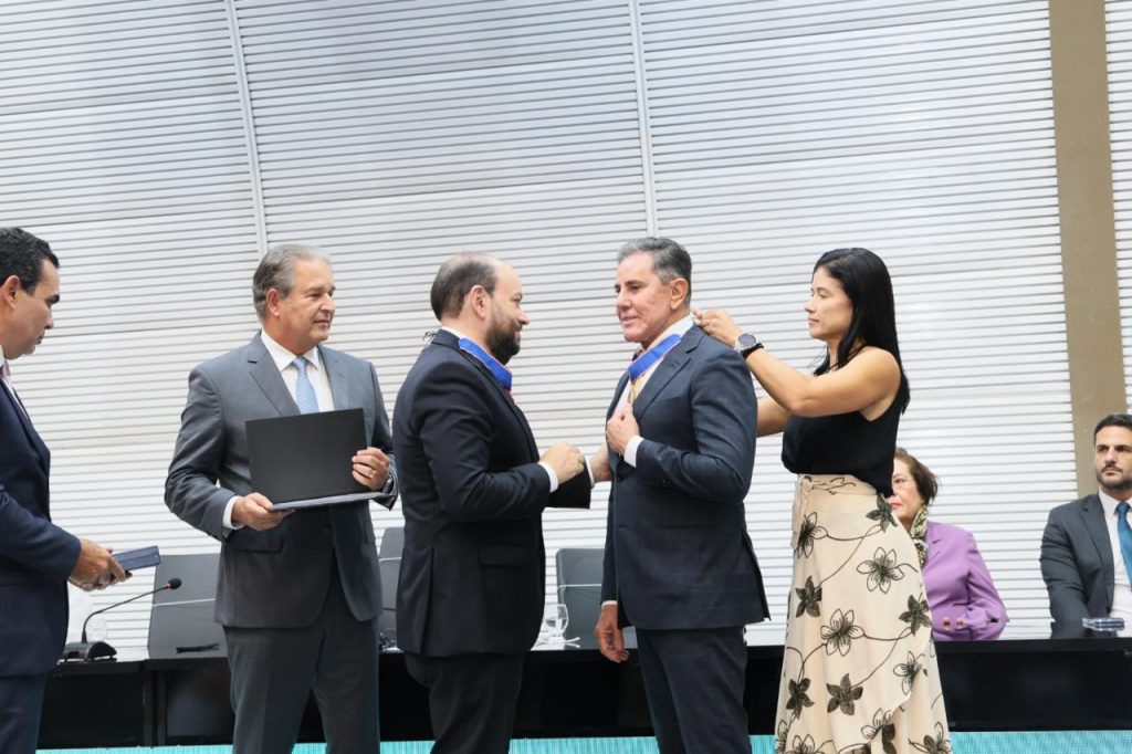 Presidente do TJBA recebe medalha em reconhecimento à sua atuação para o fortalecimento da Justiça Eleitoral   
