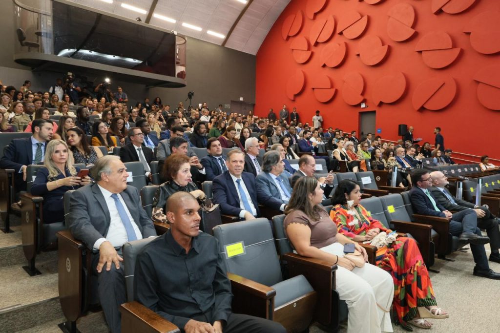 Presidente do TJBA recebe medalha em reconhecimento à sua atuação para o fortalecimento da Justiça Eleitoral   