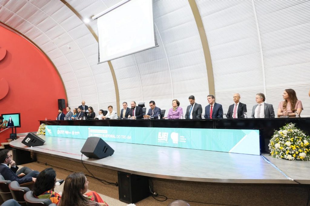 Presidente do TJBA recebe medalha em reconhecimento à sua atuação para o fortalecimento da Justiça Eleitoral   