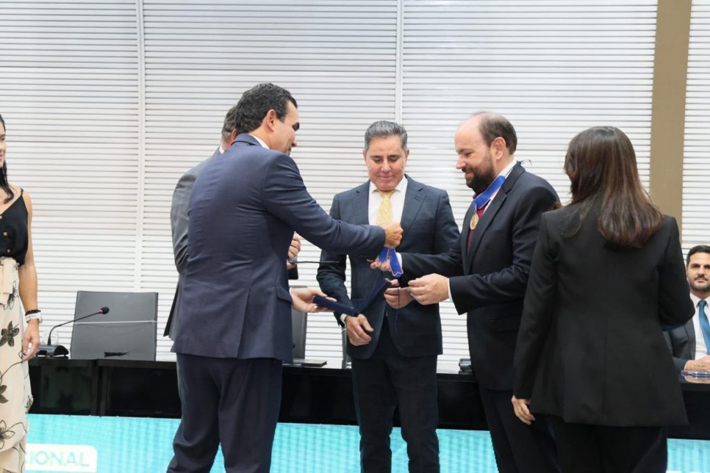 Presidente do TJBA recebe medalha em reconhecimento à sua atuação para o fortalecimento da Justiça Eleitoral   