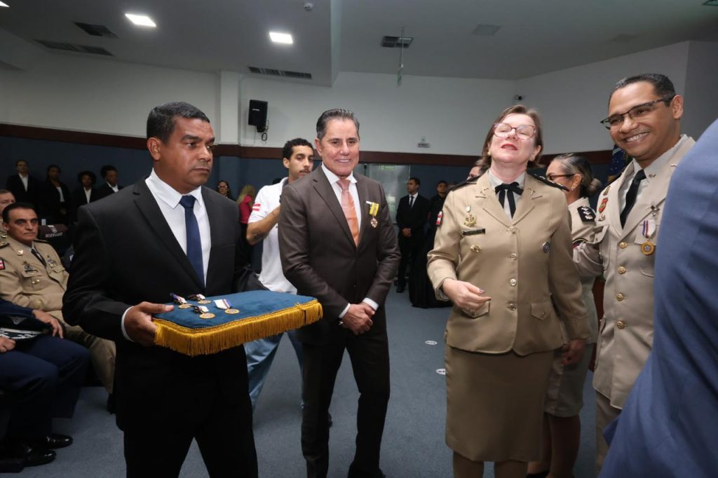 “Um dos objetivos da minha gestão é olhar de maneira diferenciada para a segurança do nosso cidadão”, destaca Presidente do TJBA ao receber a medalha do Mérito da Segurança Pública