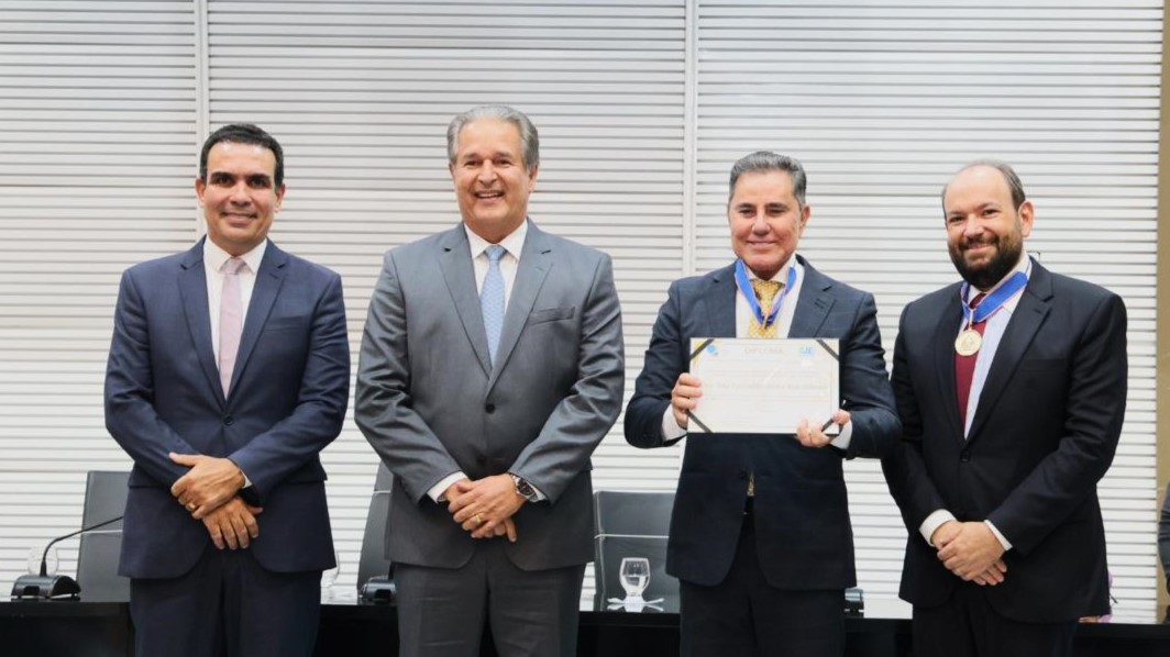 Presidente do TJBA recebe medalha em reconhecimento à sua atuação para o fortalecimento da Justiça Eleitoral   