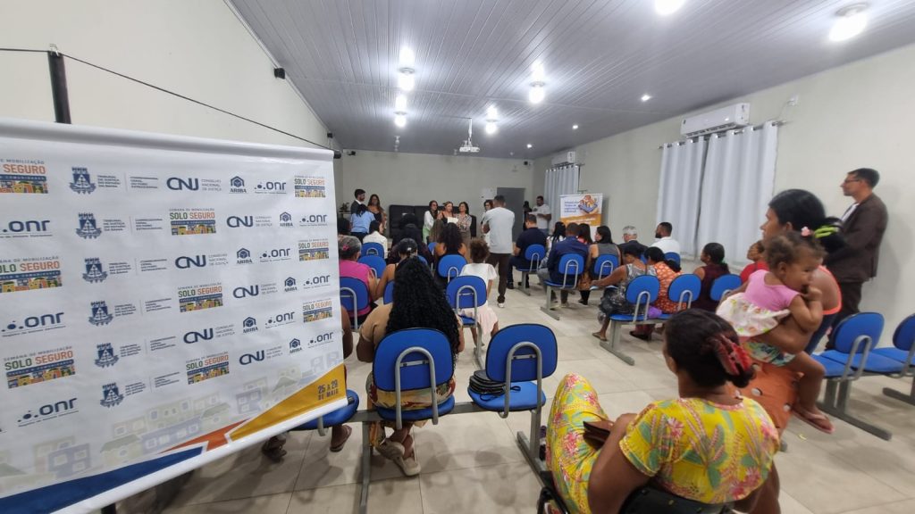 Entrega de títulos de propriedade em Araci abre a Semana Solo Seguro Favela; iniciativa promove regularização fundiária urbana