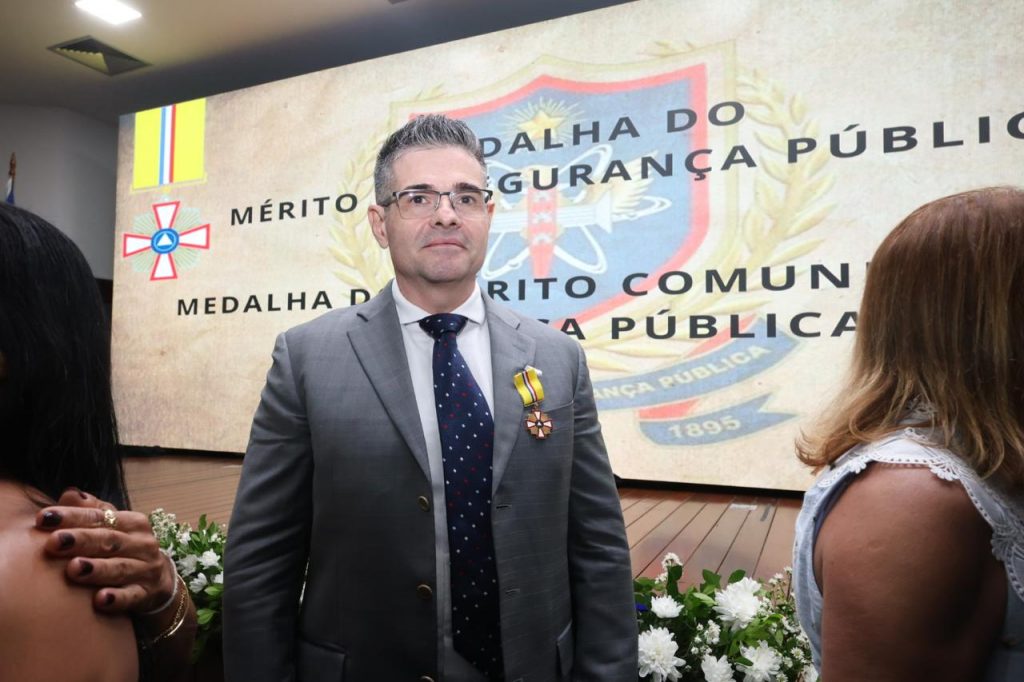 “Um dos objetivos da minha gestão é olhar de maneira diferenciada para a segurança do nosso cidadão”, destaca Presidente do TJBA ao receber a medalha do Mérito da Segurança Pública   