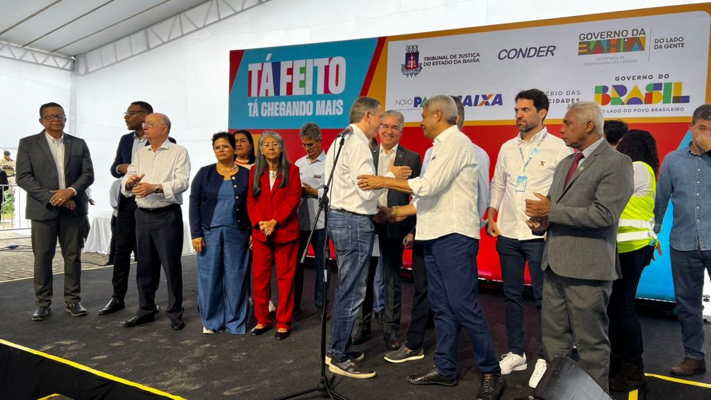 TJBA reforça promoção da cidadania com entrega de títulos de regularização fundiária em Feira de Santana