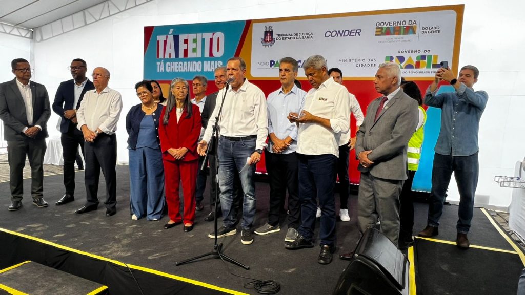 TJBA reforça promoção da cidadania com entrega de títulos de regularização fundiária em Feira de Santana