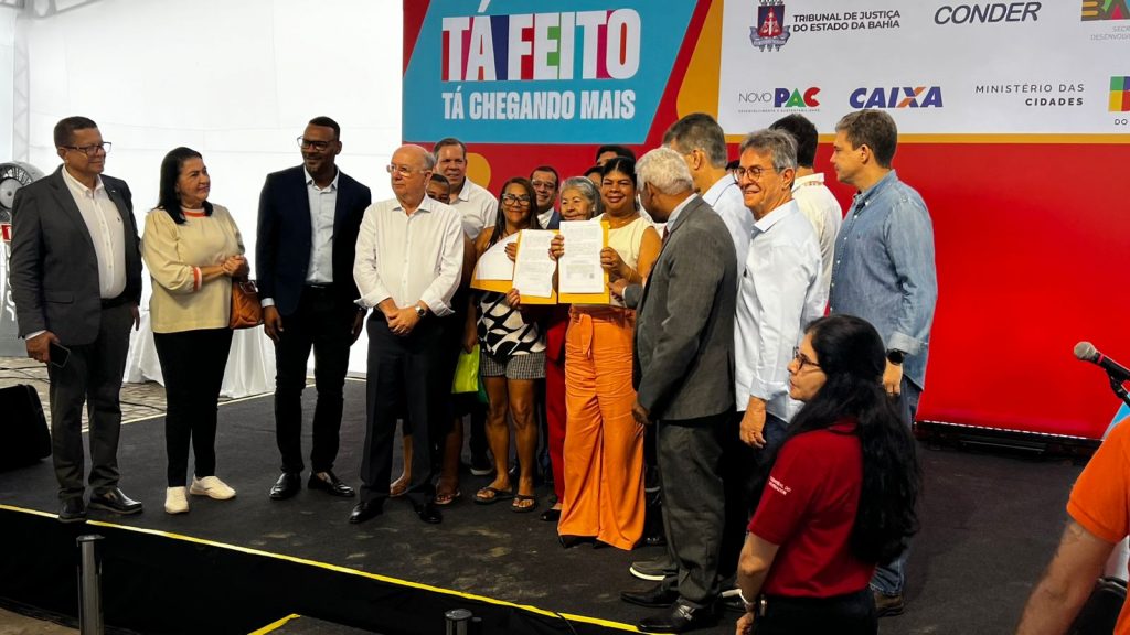 TJBA reforça promoção da cidadania com entrega de títulos de regularização fundiária em Feira de Santana