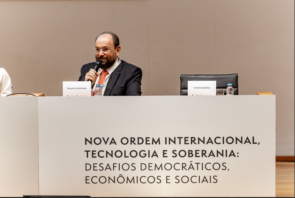 Desembargador Maurício Kertzman defende garantia às cotas de gênero nas eleições 2026 durante XIV Fórum de Lisboa  