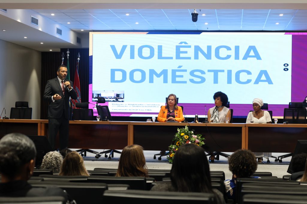 TJBA fortalece o enfrentamento à violência contra a mulher com solenidade para implementação do protocolo POP 5 e inauguração do Banco Vermelho