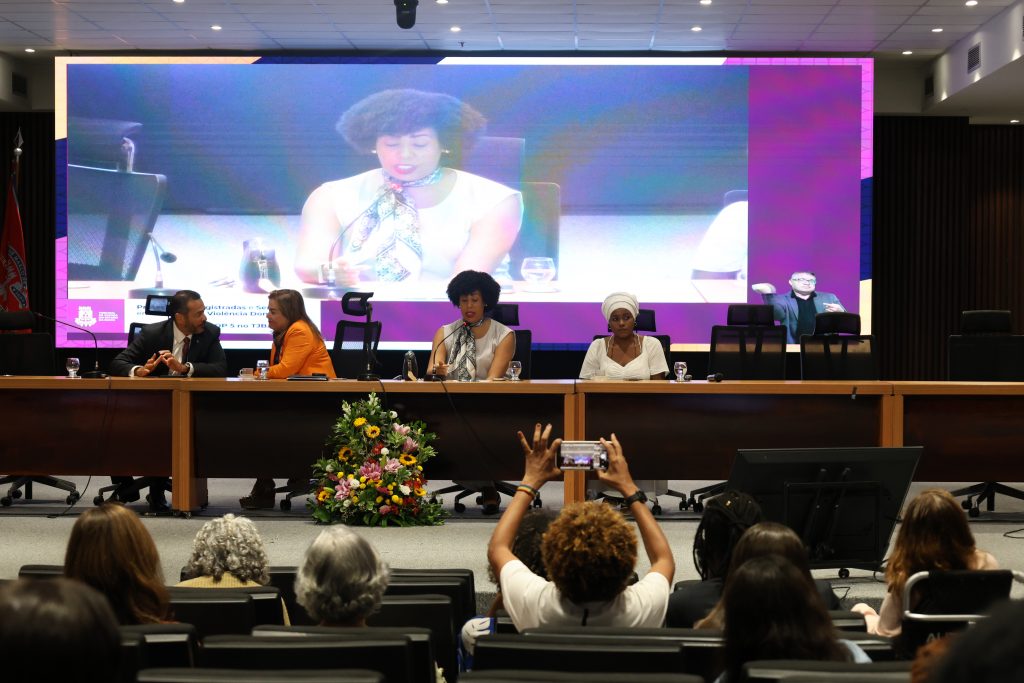 TJBA fortalece o enfrentamento à violência contra a mulher com solenidade para implementação do protocolo POP 5 e inauguração do Banco Vermelho