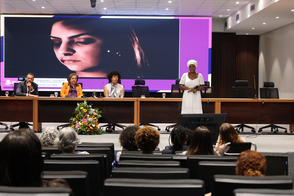 TJBA fortalece o enfrentamento à violência contra a mulher com solenidade para implementação do protocolo POP 5 e inauguração do Banco Vermelho