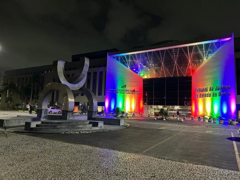 Luzes da diversidade: prédios do Judiciário baiano ganham as cores do Orgulho LGBTQIAPN+   