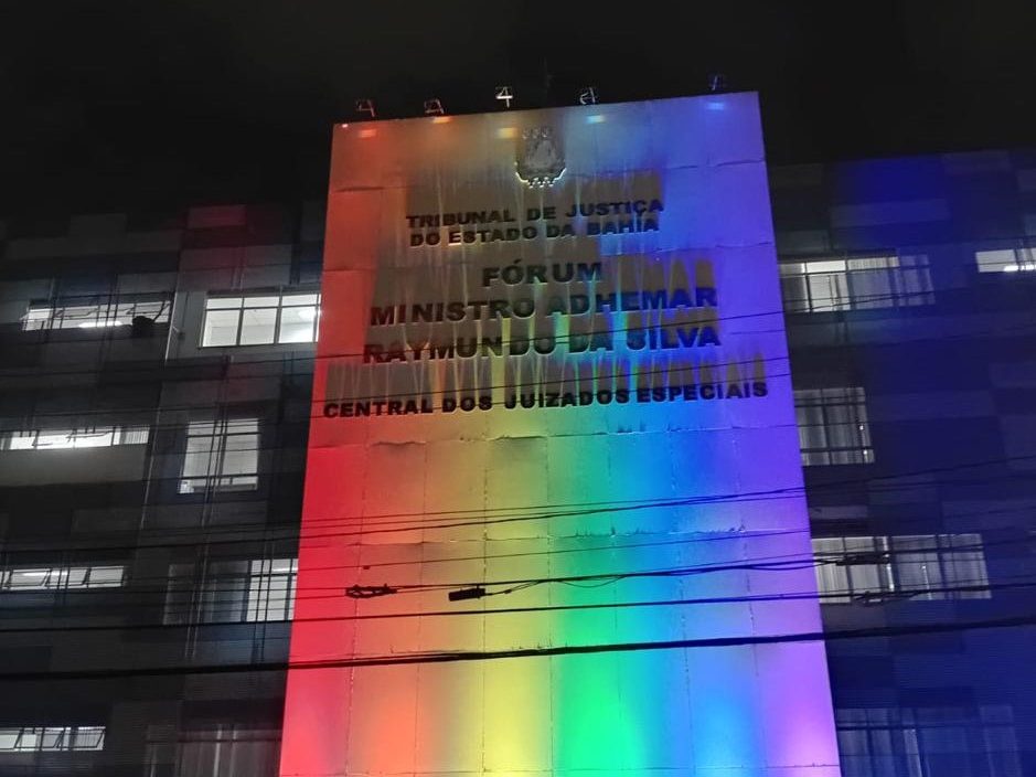 Luzes da diversidade: prédios do Judiciário baiano ganham as cores do Orgulho LGBTQIAPN+