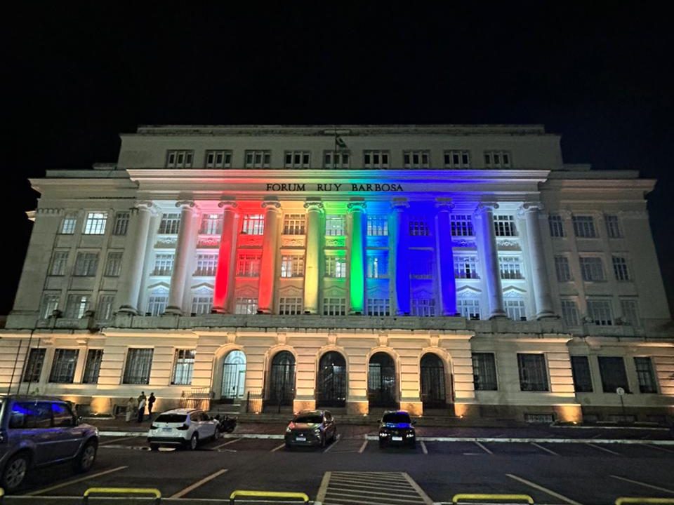 Luzes da diversidade: prédios do Judiciário baiano ganham as cores do Orgulho LGBTQIAPN+