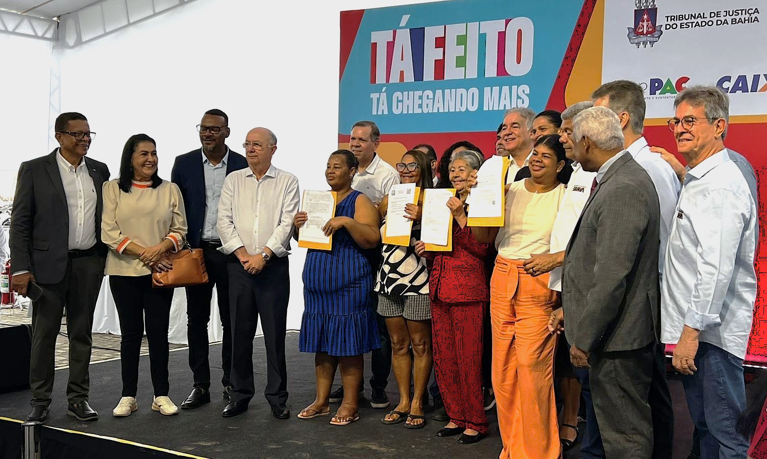 TJBA reforça promoção da cidadania com entrega de títulos de regularização fundiária em Feira de Santana   