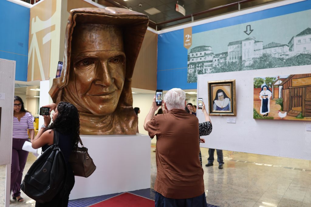 TJBA recebe exposição em homenagem a Santa Dulce dos Pobres   