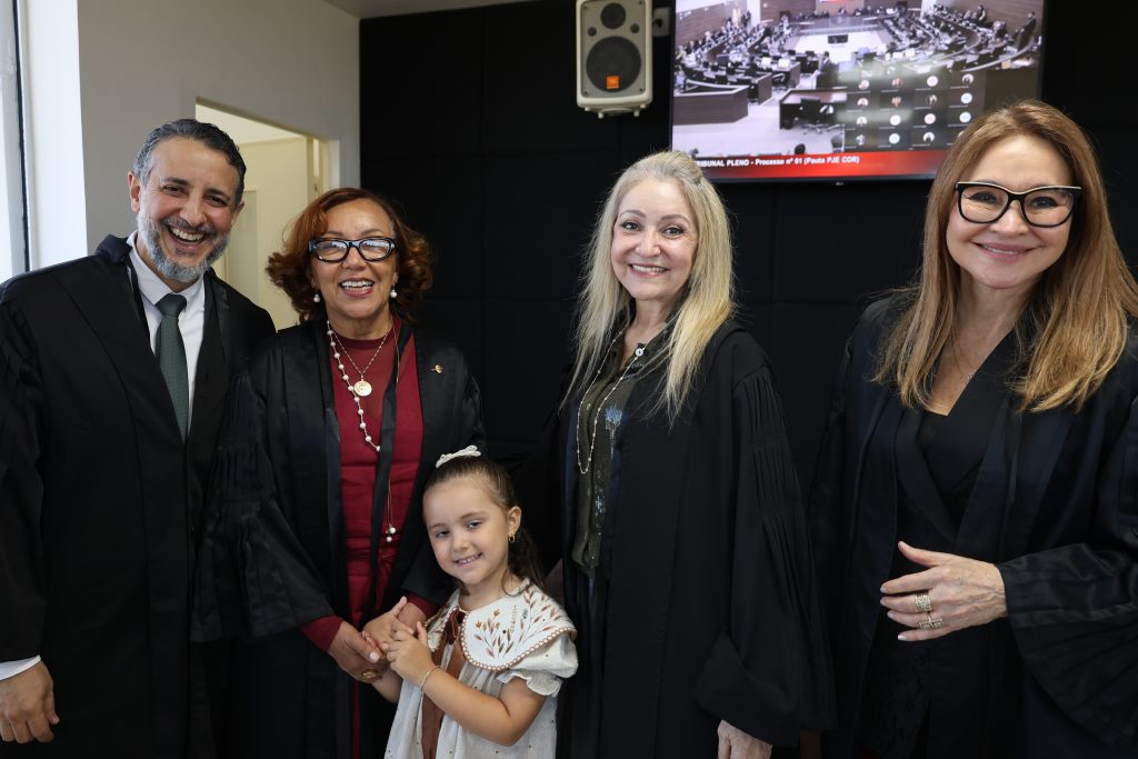Desembargadora Joanice Guimarães é homenageada em sua última sessão do Tribunal Pleno