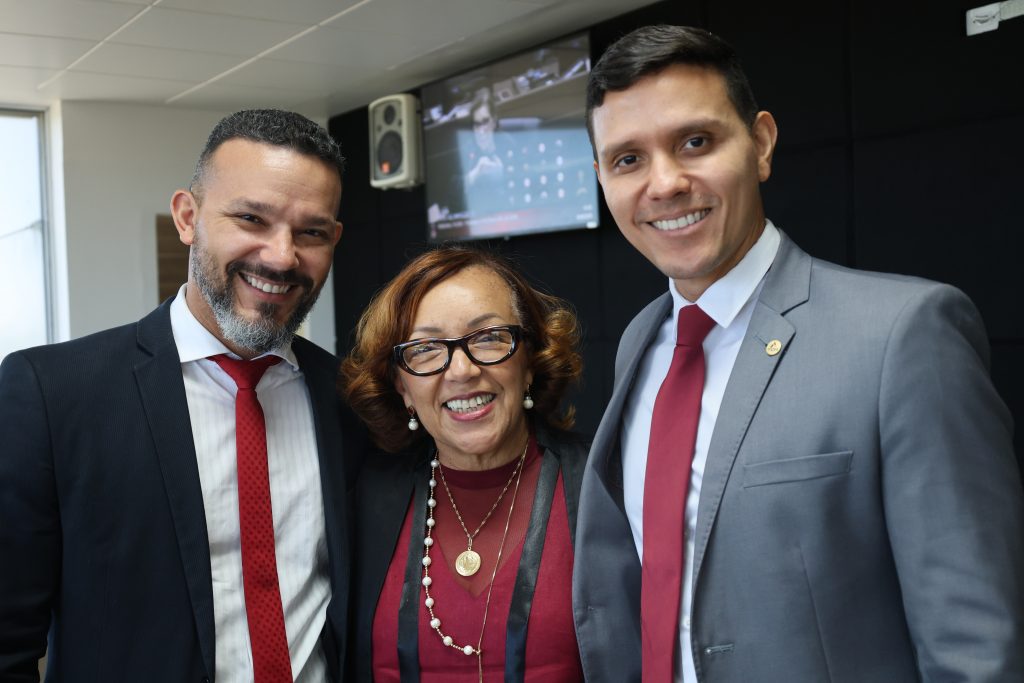 Desembargadora Joanice Guimarães é homenageada em sua última sessão do Tribunal Pleno