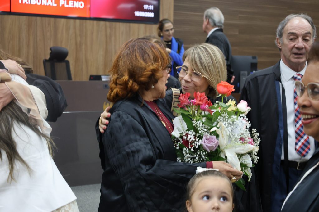 Desembargadora Joanice Guimarães é homenageada em sua última sessão do Tribunal Pleno