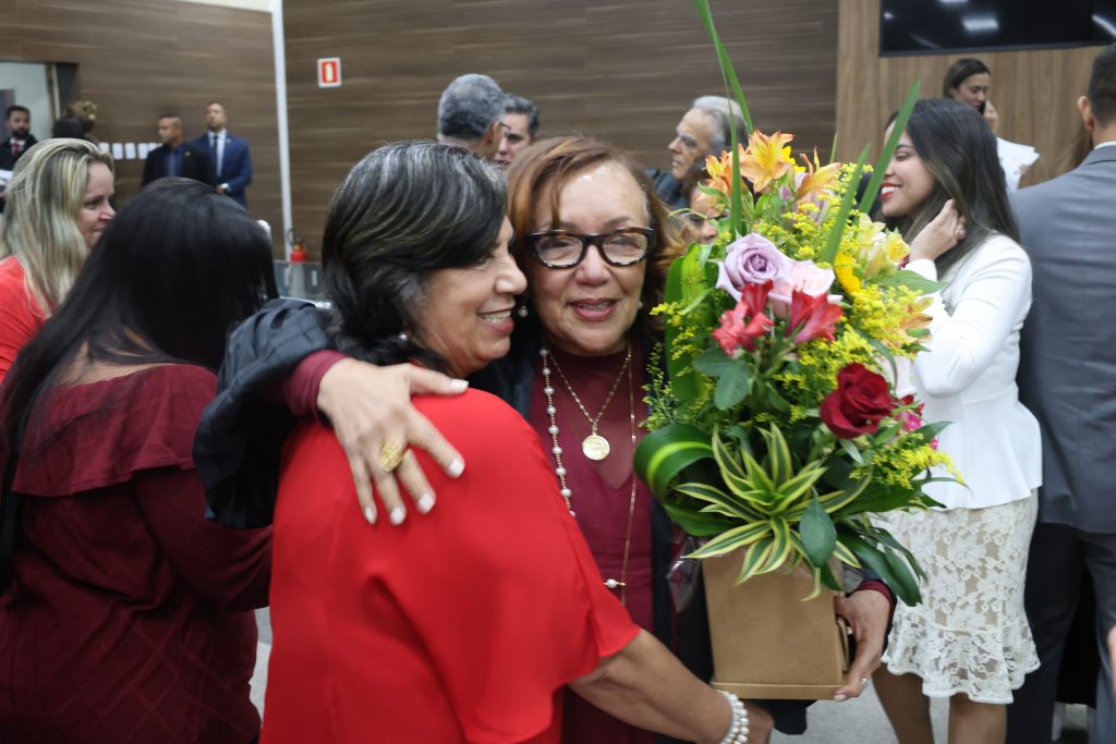 Desembargadora Joanice Guimarães é homenageada em sua última sessão do Tribunal Pleno