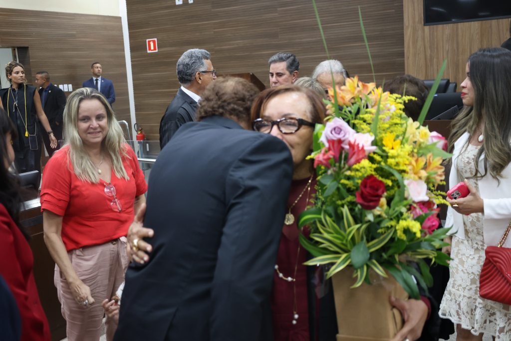 Desembargadora Joanice Guimarães é homenageada em sua última sessão do Tribunal Pleno