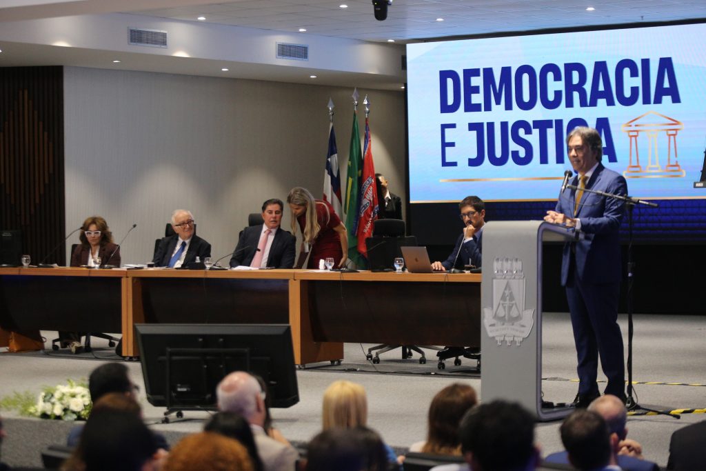 Jurista italiano Luigi Ferrajoli discute democracia, direitos fundamentais e desafios para o futuro no TJBA